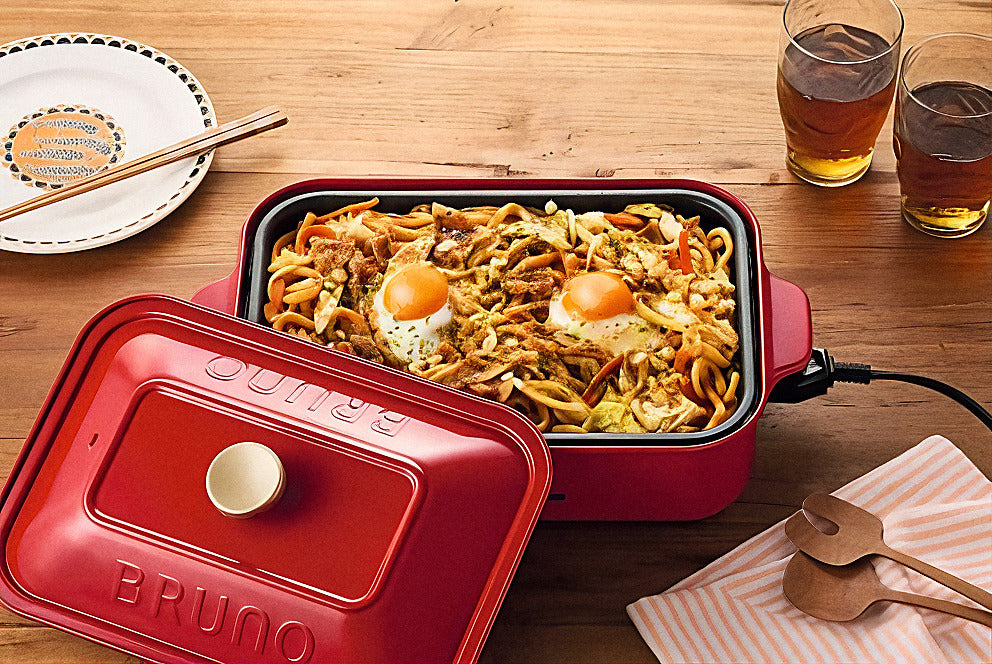 Yaki udon stir-fried on a BRUNO hot plate with a fried egg