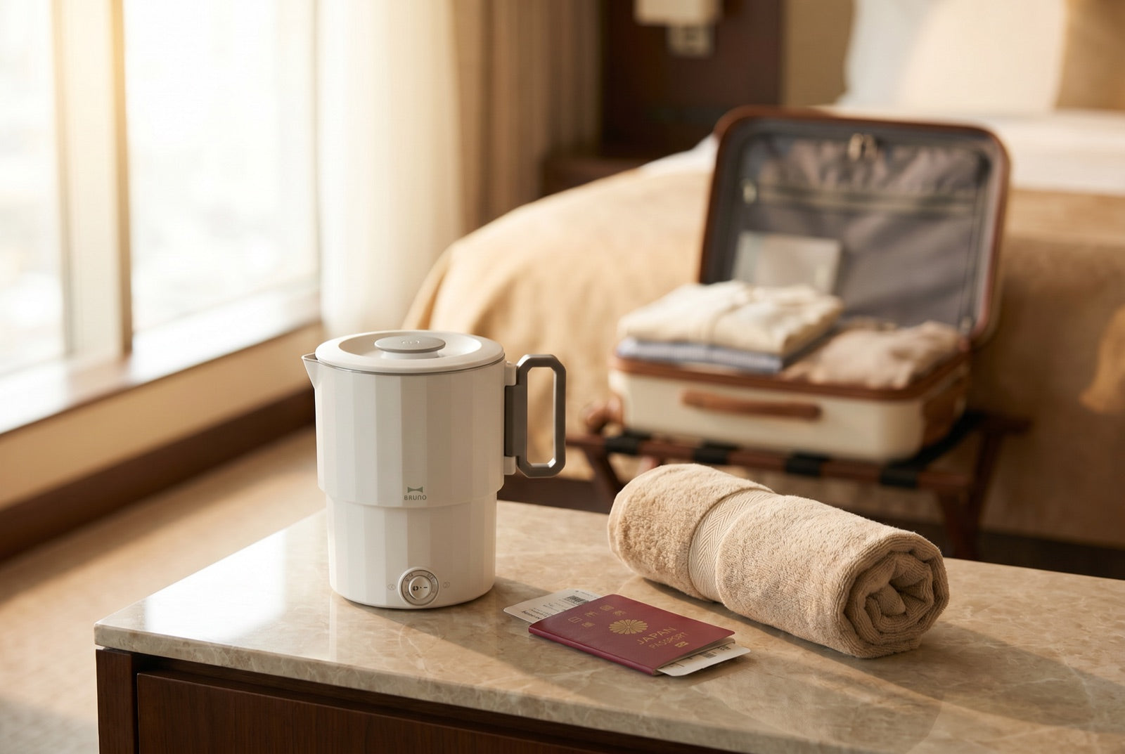 BRUNO travel pot in a hotel room with an open suitcase