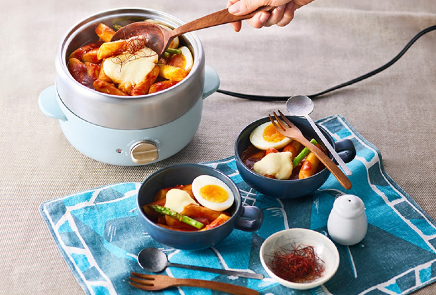 Camembert tteokbokki rice cakes cooked in the BRUNO Compact Multi Grill Pot