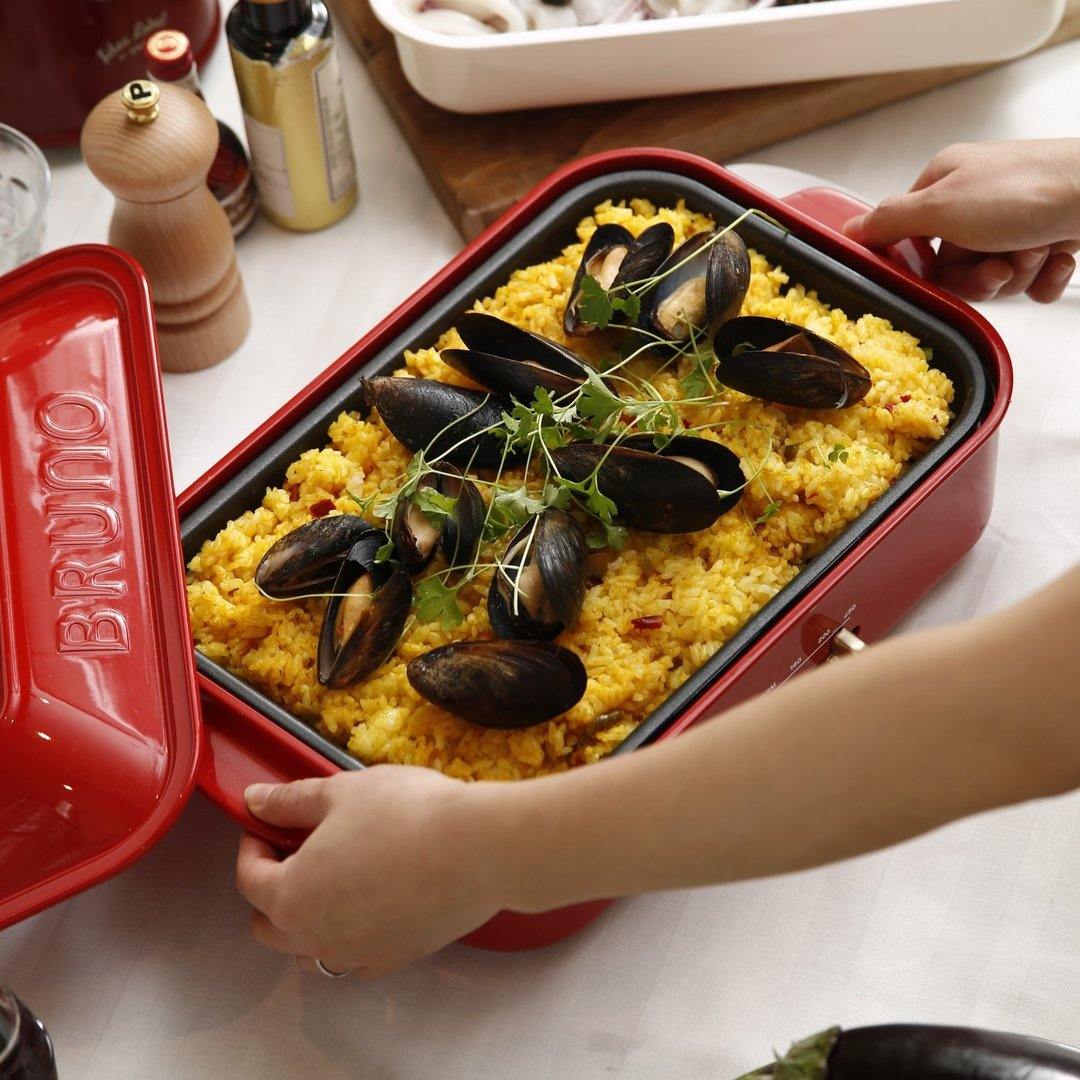 BRUNO Compact Hot Plate Essential Set (Red / 5 Plates included)