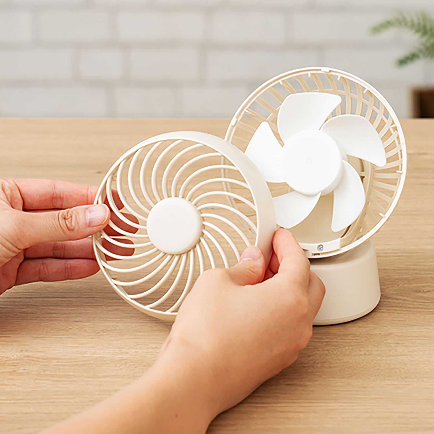 Life on Products Round Mini Desk Fan with Swing | LO-PBAF005