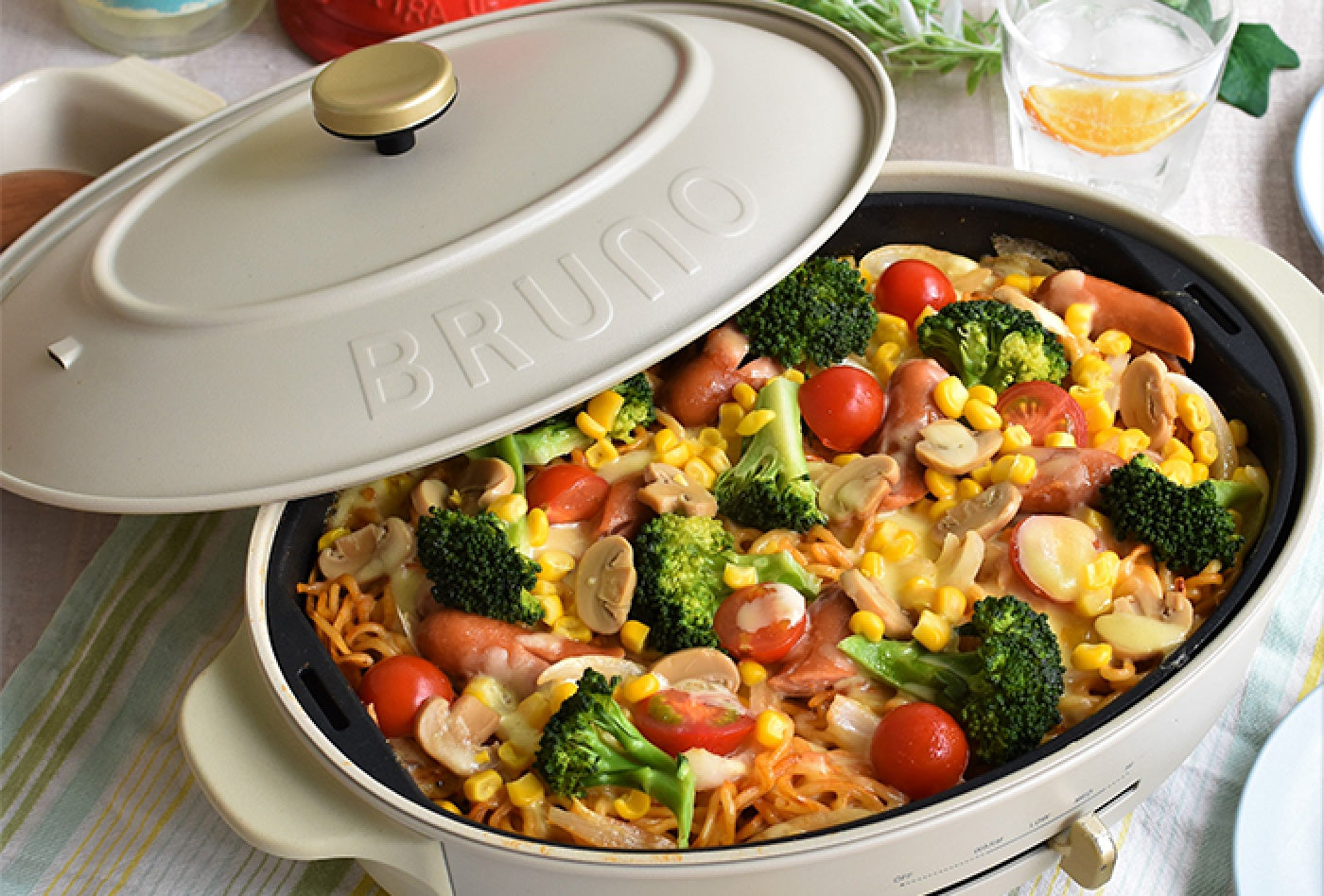 Mayo-ketchup cheese yakisoba cooked on the BRUNO Oval Hot Plate