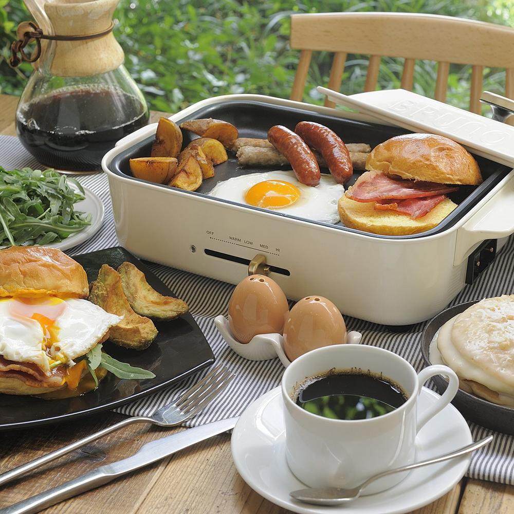 BRUNO Compact Hot Plate (White) on a breakfast table