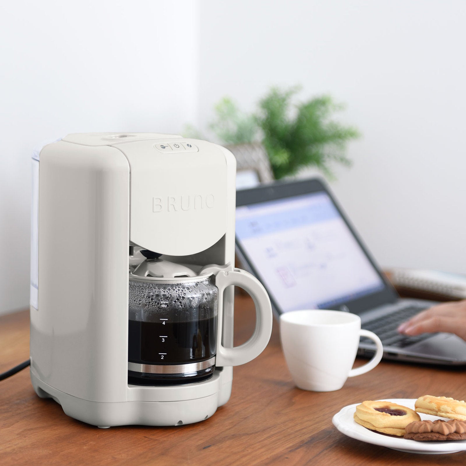 BRUNO Compact Coffee Maker with Grinder | BOE151