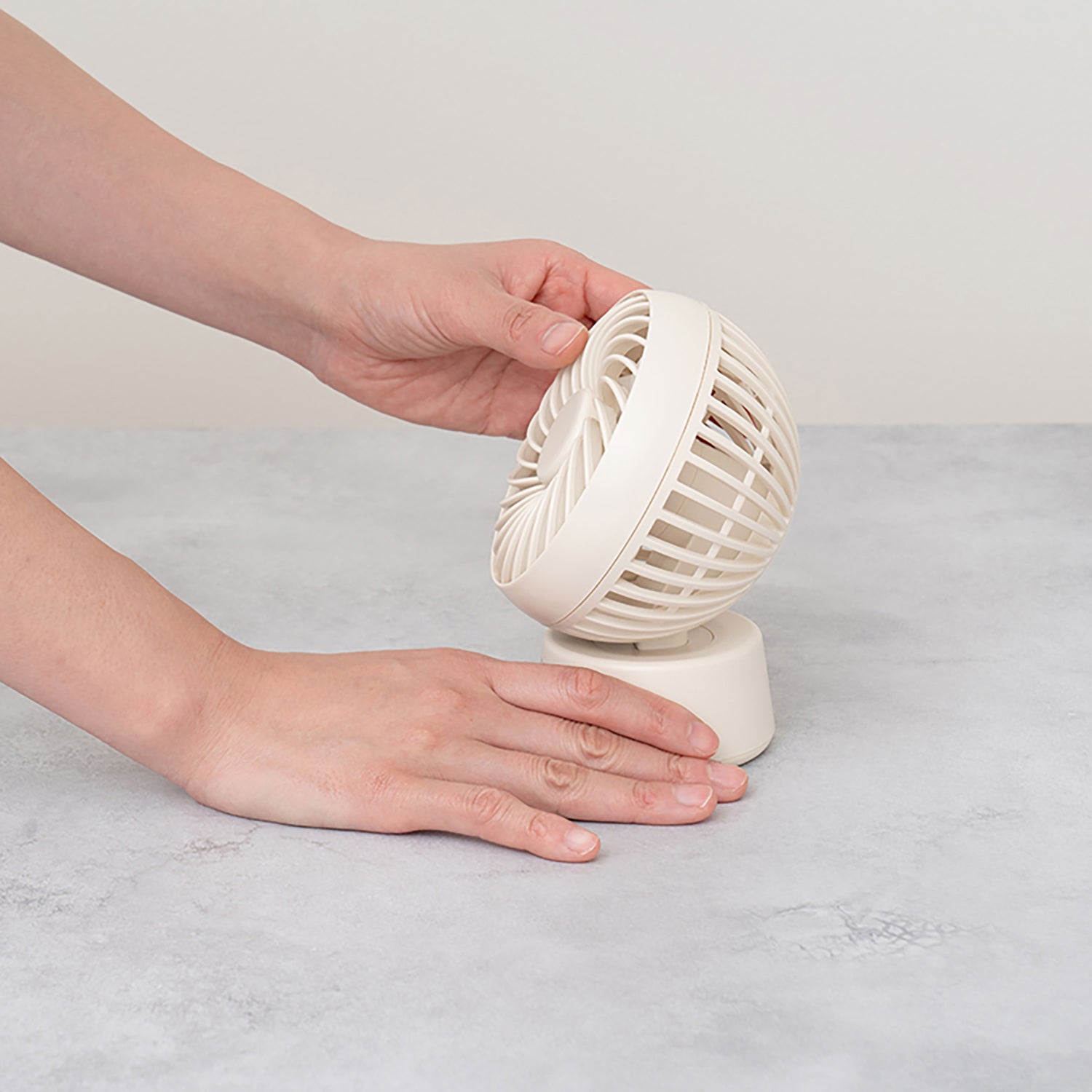 Life on Products Round Mini Desk Fan with Swing | LO-PBAF005